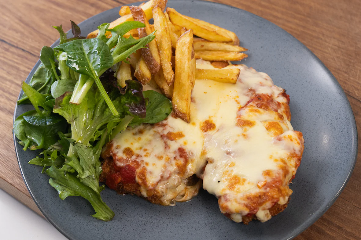 Італійська класика на вашому столі: рецепт Chicken Parmigiana